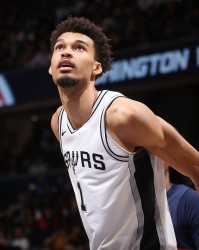 AG真人-马穆：文班很喜欢格鲁吉亚菜 每次去餐厅都会给我发和面包的自拍