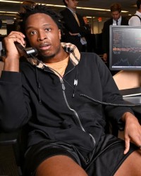 为了慈善！阿奴诺比现身曼哈顿大厦为慈善活动筹集善款